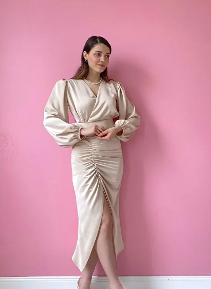 فستان ساتان بياقة V(بيج)