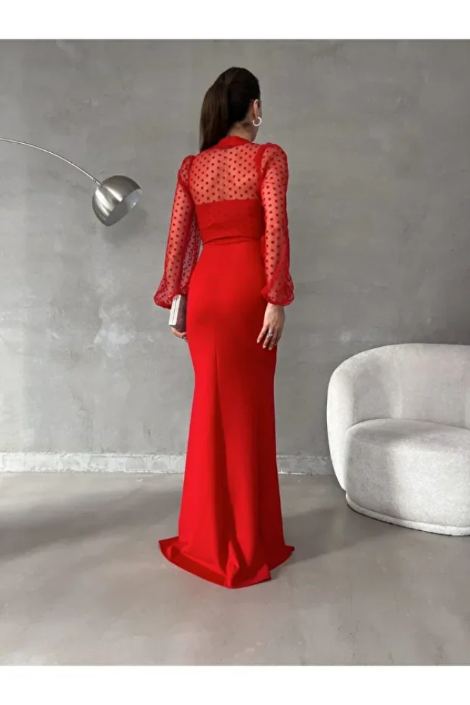 فستان سهرة بنفسجي بياقة عالية مع تفاصيل تول وفتحة أنيقة