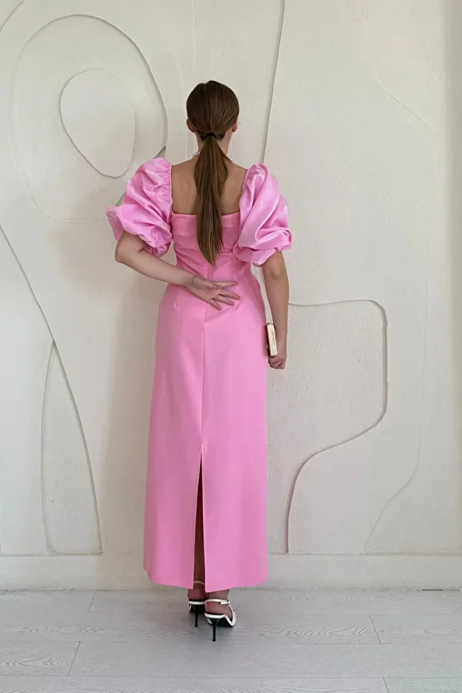 فستان مطرّز بتفاصيل على الأكمام وزخارف أنيقة