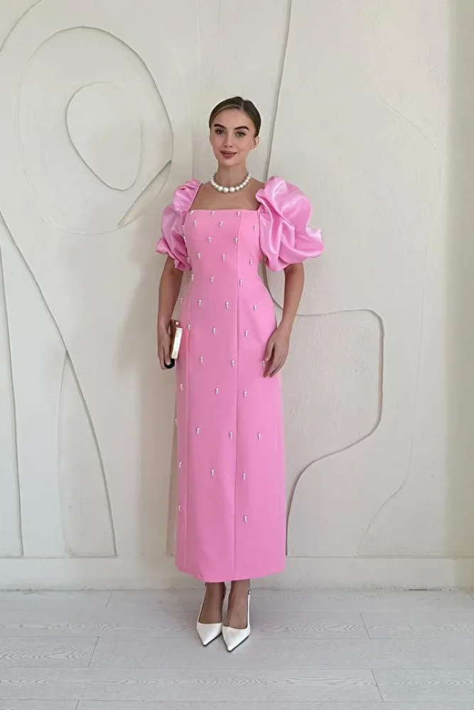 فستان مطرّز بتفاصيل على الأكمام وزخارف أنيقة