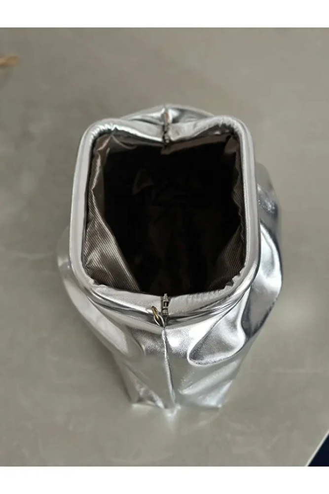 كلتش ساتان بيج مطفأ بحمالة جلد صناعي، مناسب للسهرة والإطلالات الكاجوال