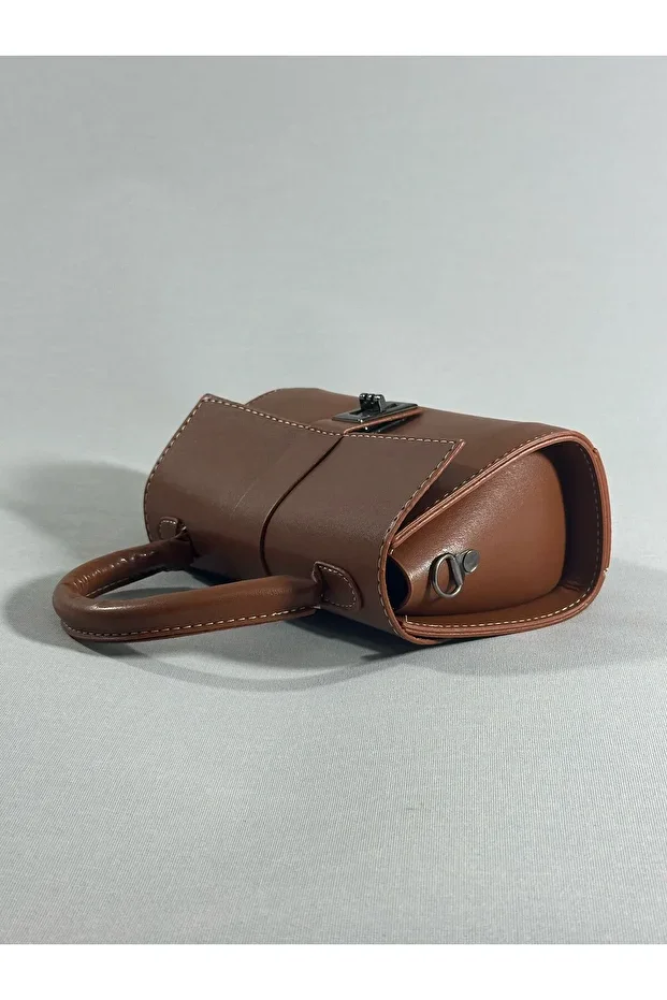 حقيبة يد وكتف صغيرة بربري غلق معدني باللون البرغندي