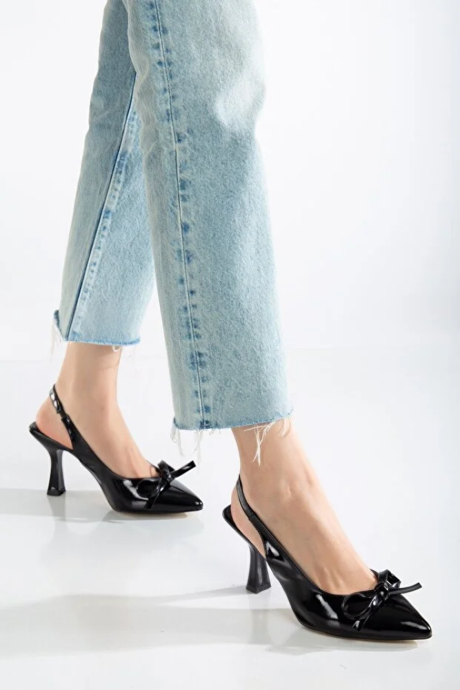 حذاء نسائي أحمر بكعب رفيع مقدمة مدببة مزين بفيونكة