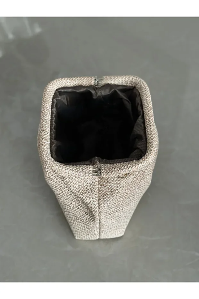 كلتش ساتان بيج مطفأ بحمالة جلد صناعي، مناسب للسهرة والإطلالات الكاجوال