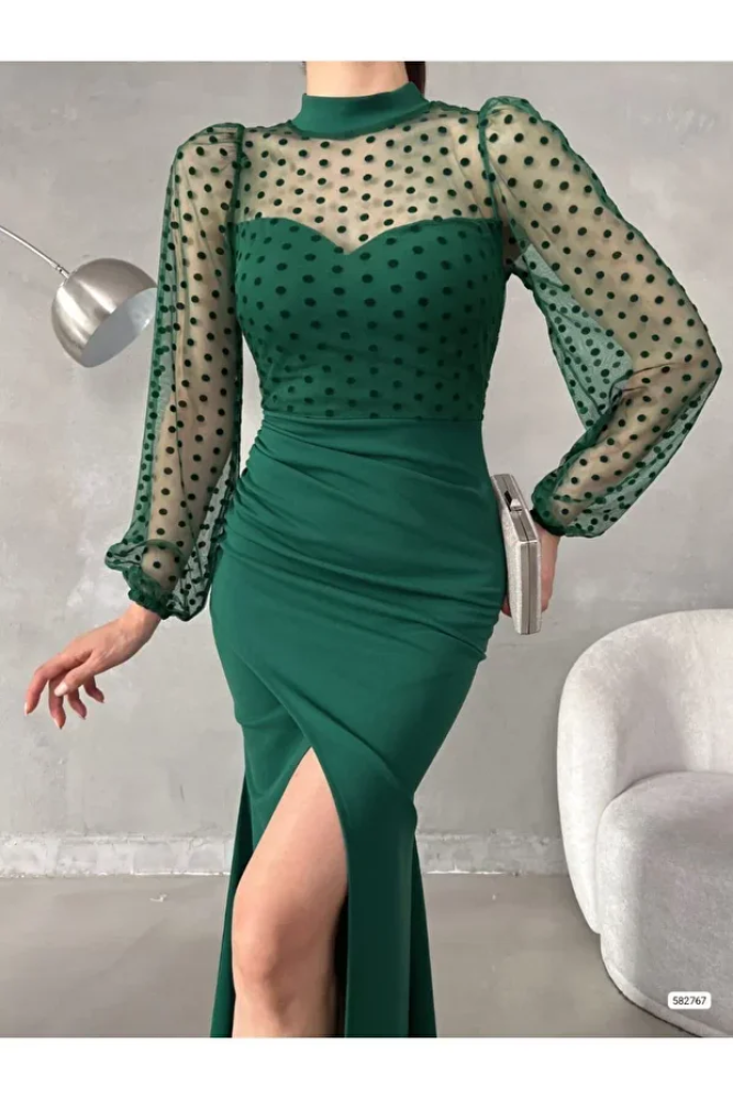 فستان سهرة بنفسجي بياقة عالية مع تفاصيل تول وفتحة أنيقة