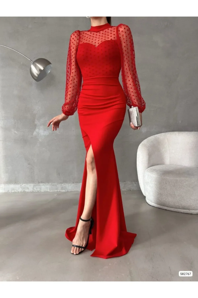 فستان سهرة بنفسجي بياقة عالية مع تفاصيل تول وفتحة أنيقة