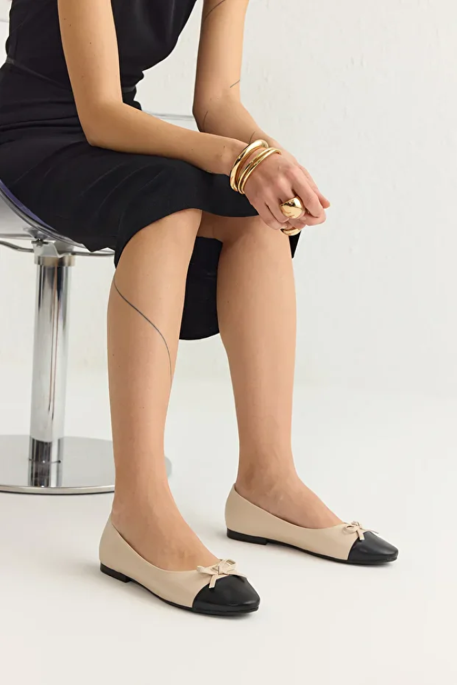 باليرينا نسائي بيج بمقدمة لوزية وزينة فيونكة ملونة