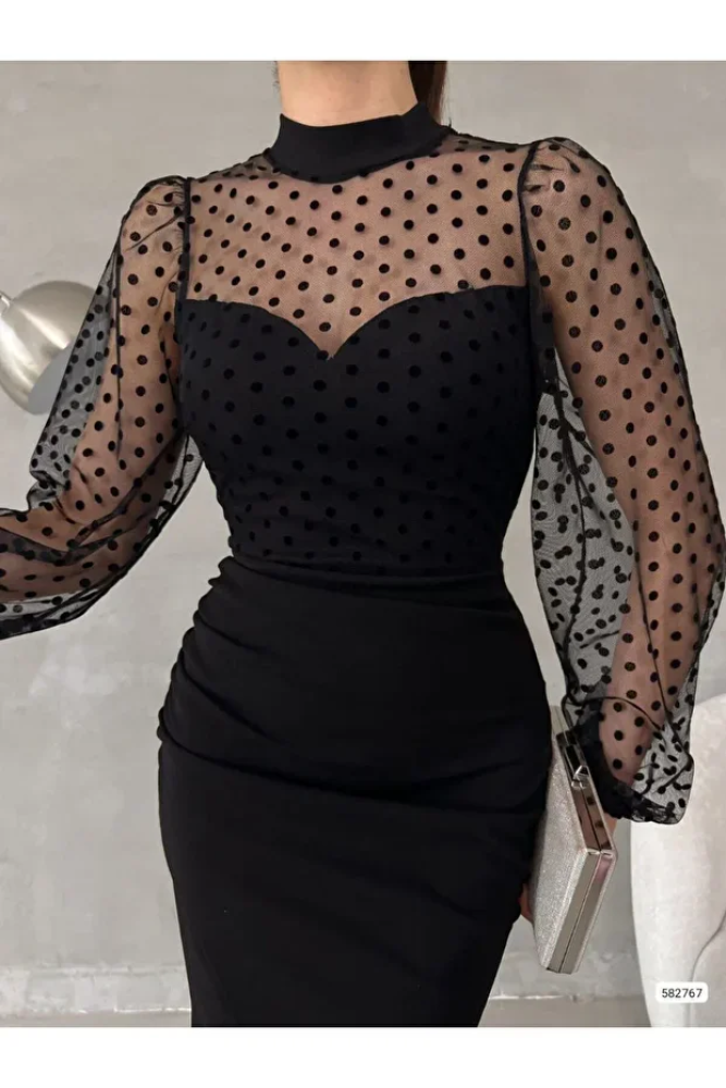 فستان سهرة بنفسجي بياقة عالية مع تفاصيل تول وفتحة أنيقة