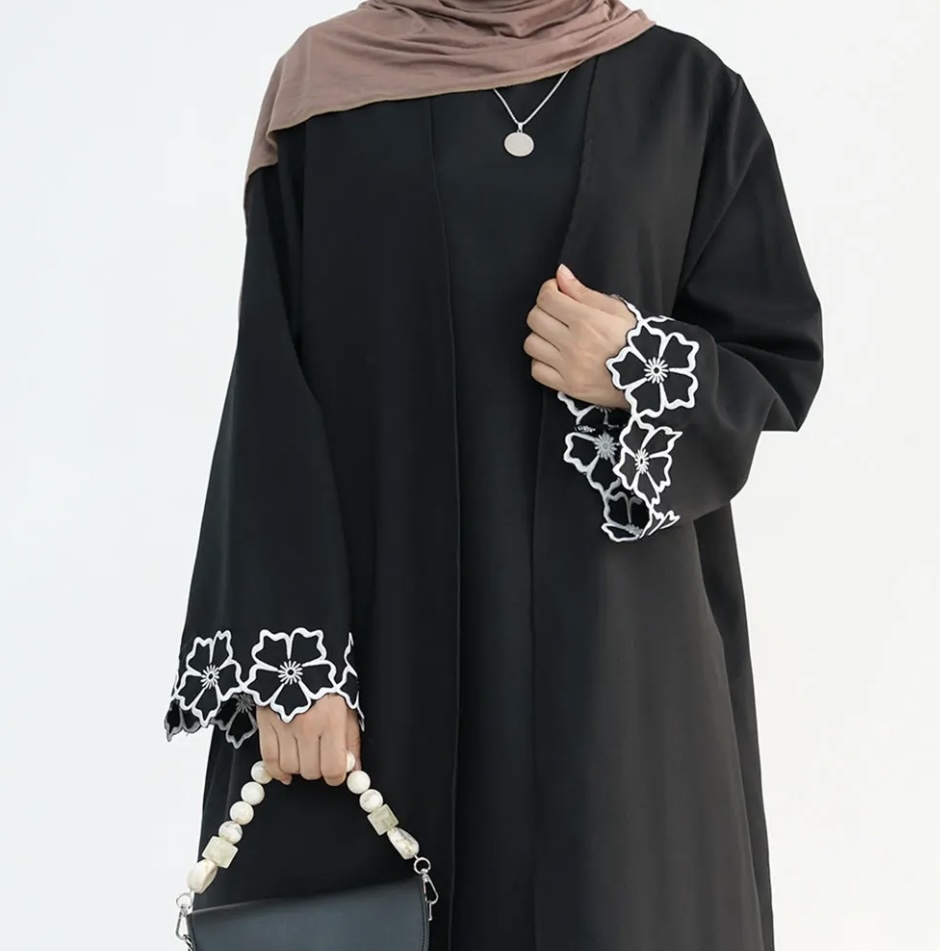 العبايات السوداء