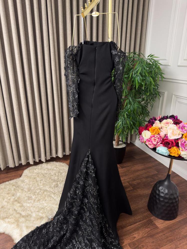 فستان دانتيل بتصميم جريء