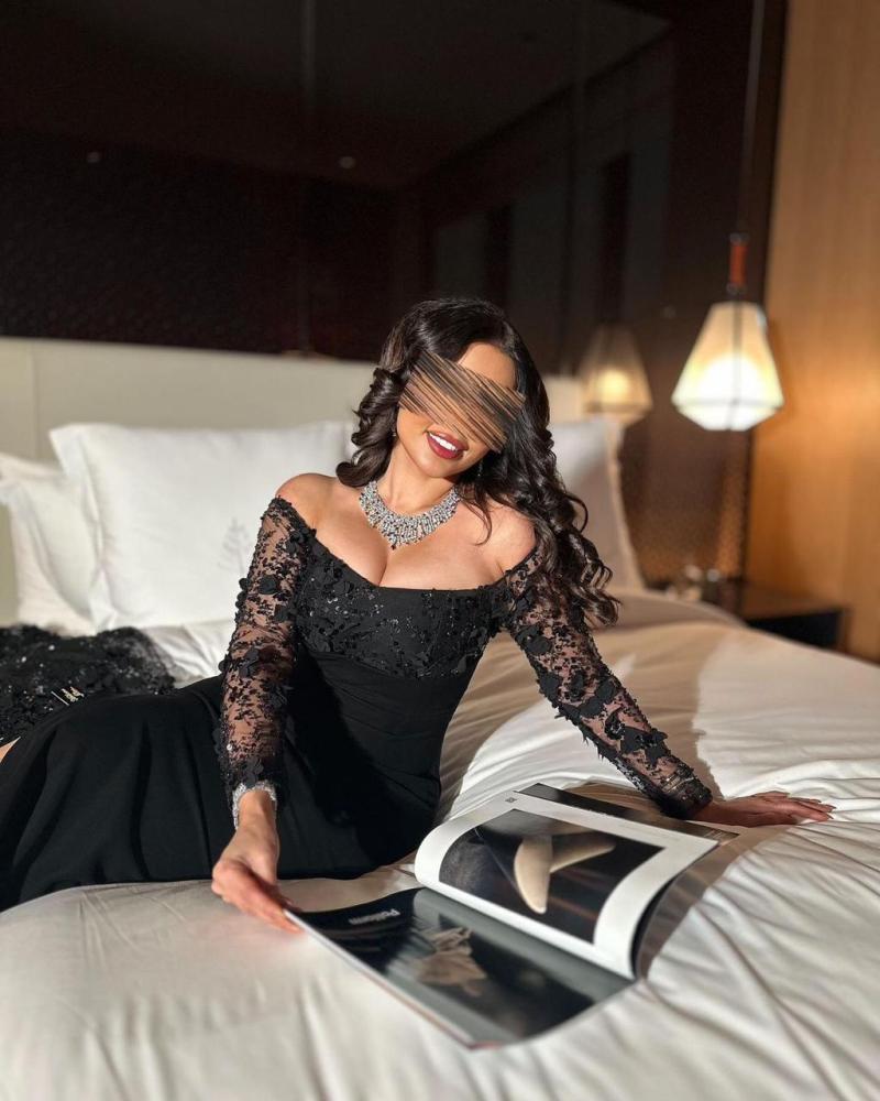 فستان دانتيل بتصميم جريء