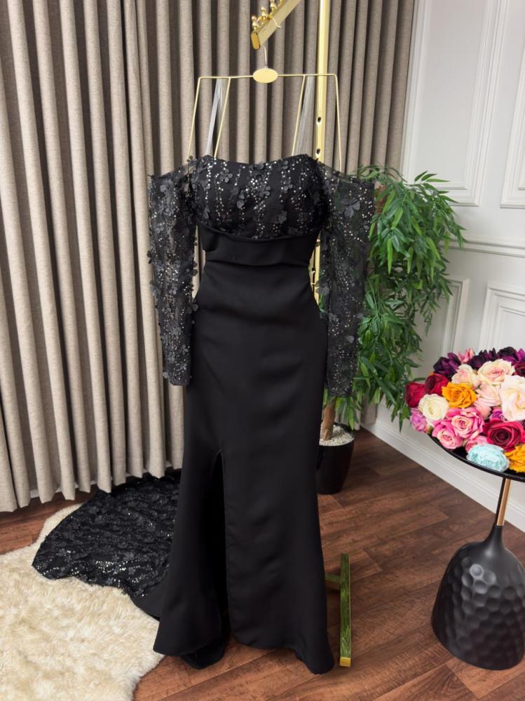 فستان دانتيل بتصميم جريء