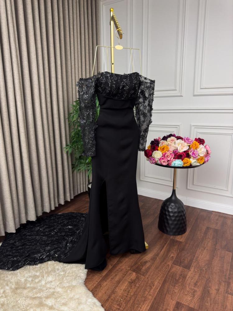 فستان دانتيل بتصميم جريء