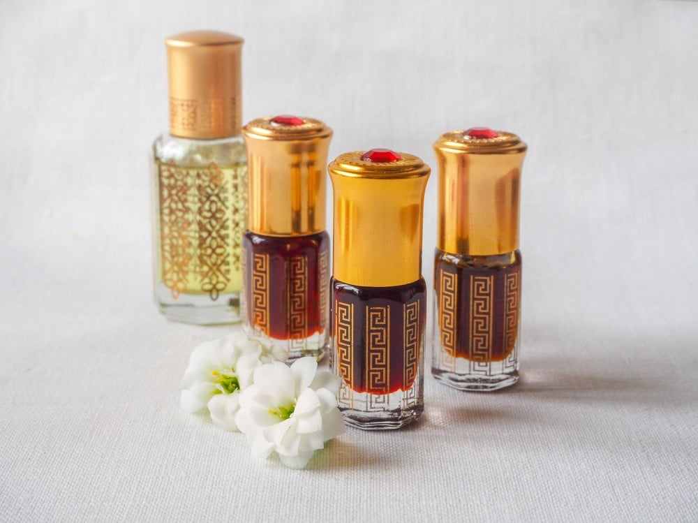 العطور الزيتية والكحولية، المصادر والتركيب والنظرة الشرعية