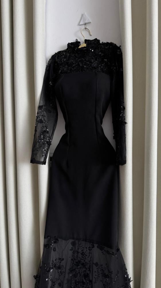 فستان سهرة أسود طويل بقصة ضيقة