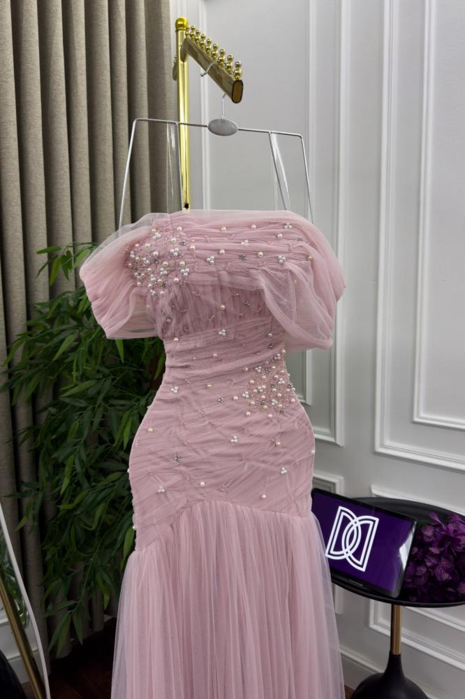 فستان سهره أوف شولدر مزين بالخرز واللؤلؤ لون وردي