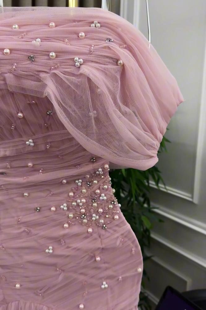 فستان سهره أوف شولدر مزين بالخرز واللؤلؤ لون وردي