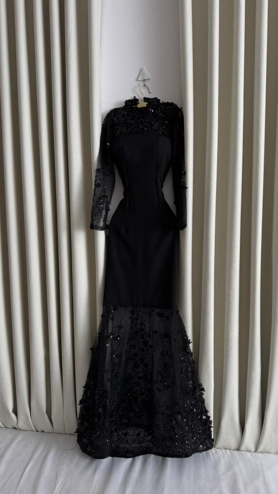 فستان سهرة أسود طويل بقصة ضيقة