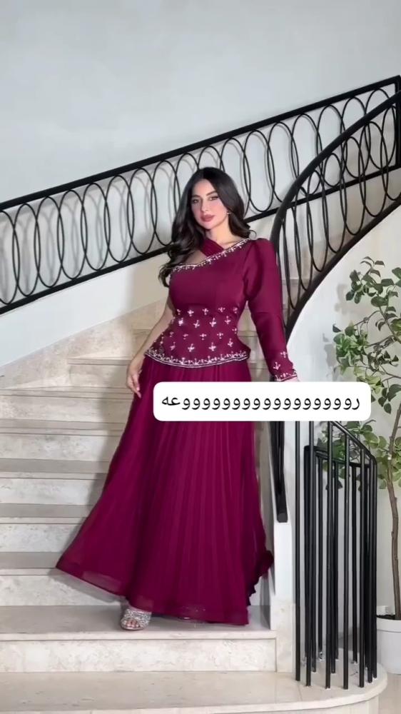 فستان سهرة طويل بلون خمري غامق (أو بورغندي)