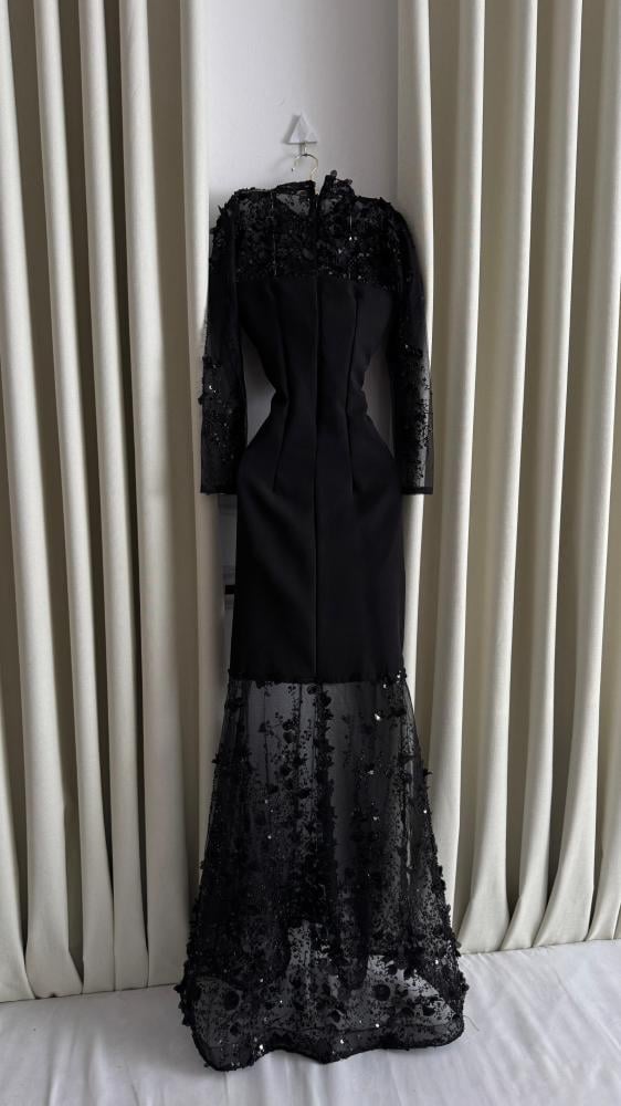 فستان سهرة أسود طويل بقصة ضيقة