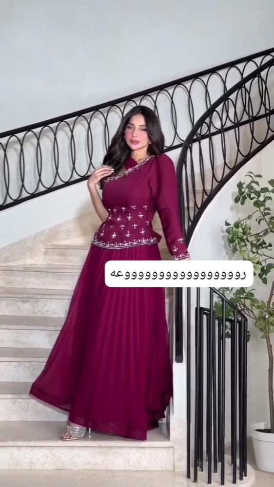 فستان سهرة طويل بلون خمري غامق (أو بورغندي)