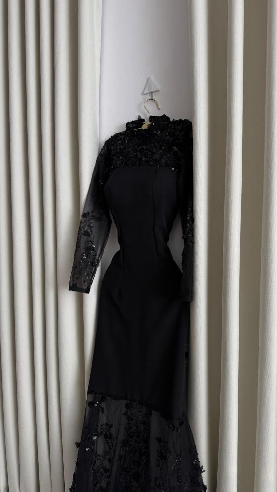 فستان سهرة أسود طويل بقصة ضيقة