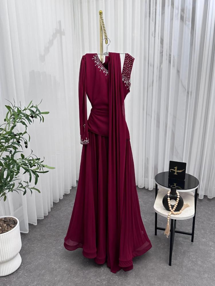 فستان سهرة طويل بلون خمري غامق (أو بورغندي)