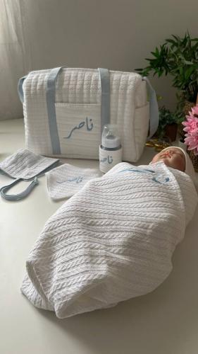 طقم مواليد مكون من ٥ قطع لون أبيض مع ازرق سماوي