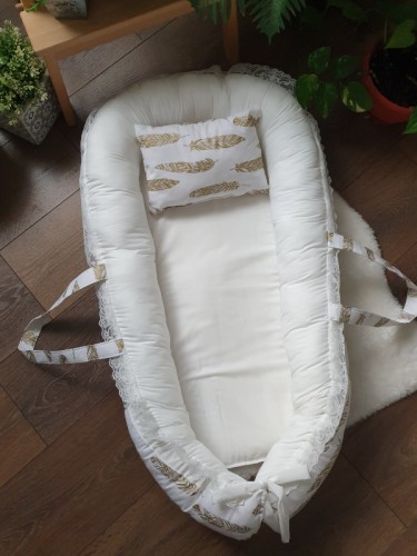 سلة البيبي مع مسكات من الجنبين مع خدادية - الوان نقش ريش