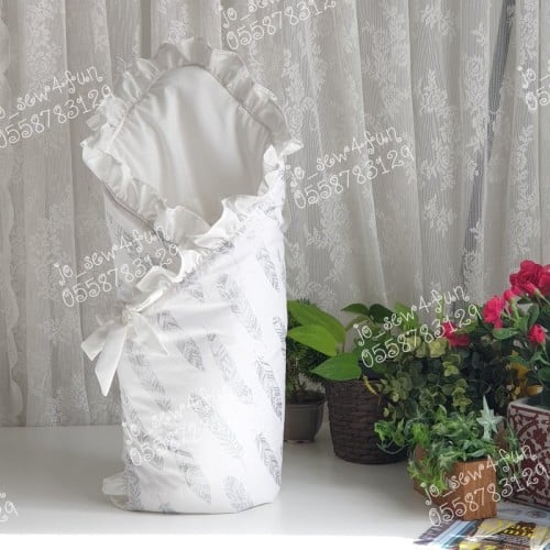 مفرش مواليد قطن مربع مع فيونكة صغيرة للتثبيت الوان محايدة