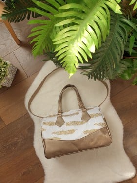 شنطة الابتسامة  مع جلد نحاسي - الوان متعددة