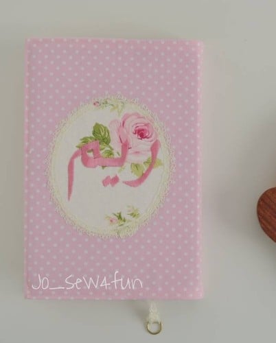 غلاف للمصحف مع كتابة الاسم - وردي منقط