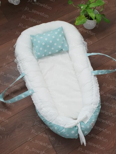 سلة البيبي مع مسكات من الجنبين مع خدادية - الوان متعددة نجوم