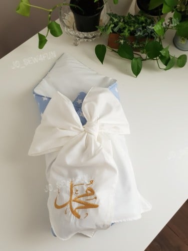 مفرش مواليد قطن مربع مع فيونكة عريضة الوان نجوم