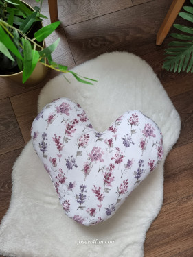 مخدة بشكل قلب - نقش ورد اللافندر