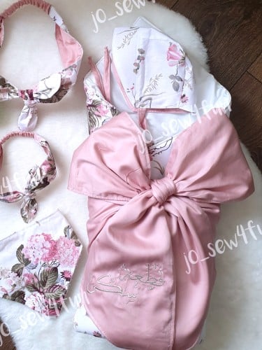 مفرش مواليد قطن مربع مع فيونكة عريضة الوان ورد