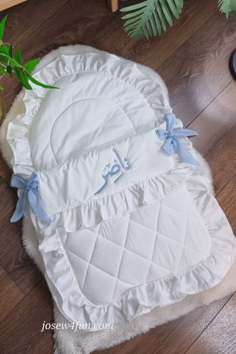 مدس مواليد حديثي الولادة أبيض مع فيونكات سماوي