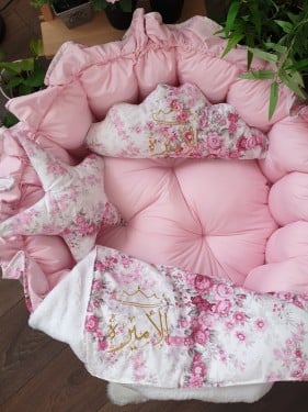 سرير مواليد دائري قابل للزم مع خدادية الغيمة والنجمة - مورد بناتي!