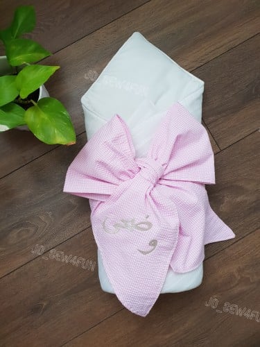 مفرش مواليد قطن مربع مع فيونكة عريضة الوان سادة