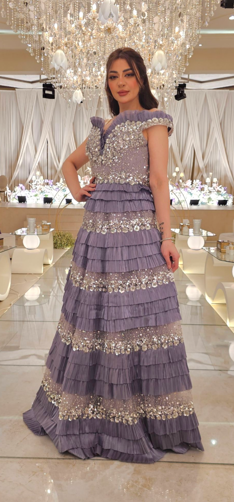 فستان بليسيه بنفسجي فاتح مطرز يدويًا بالترتر الفضي