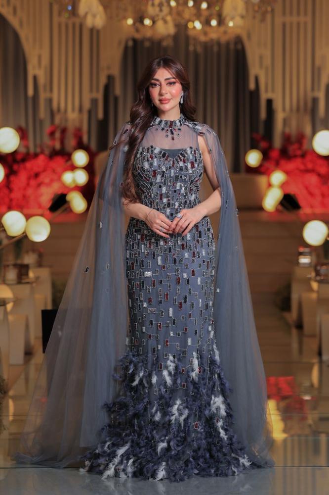 فستان ملكي رمادي مطرز بالأحجار مع كيب شفاف وريش فاخر