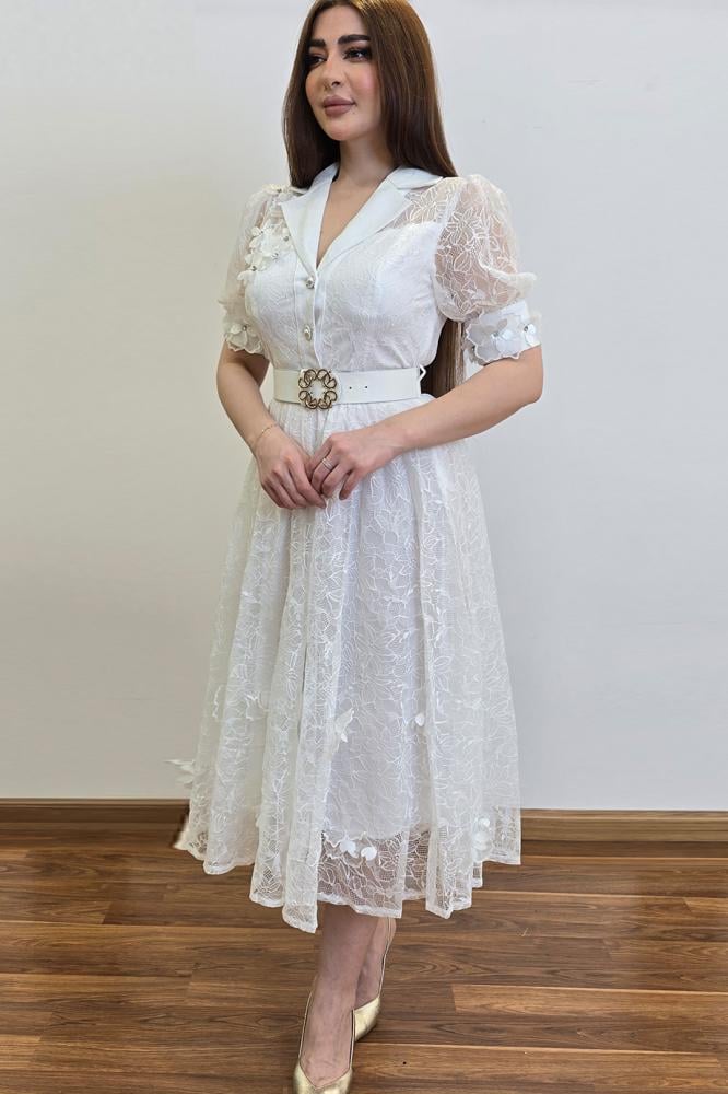 فستان الدانتيل الأبيض بأكمام قصيرة منفوخة وتصميم أنثوي أنيق