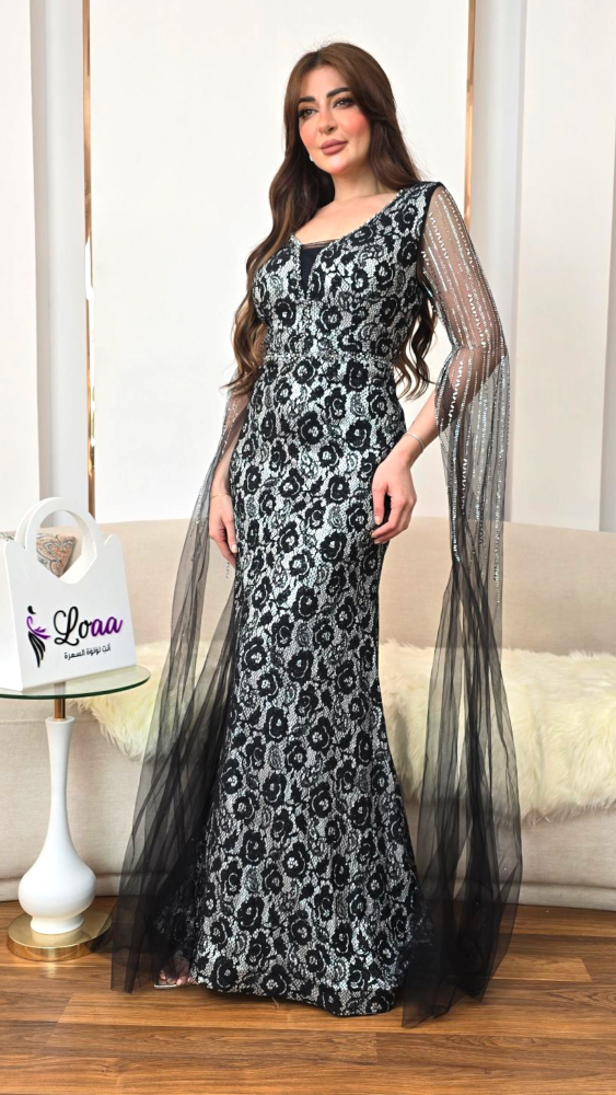 فستان الدانتيل بالتطريز الأسود اللامع والأكمام الشفافة