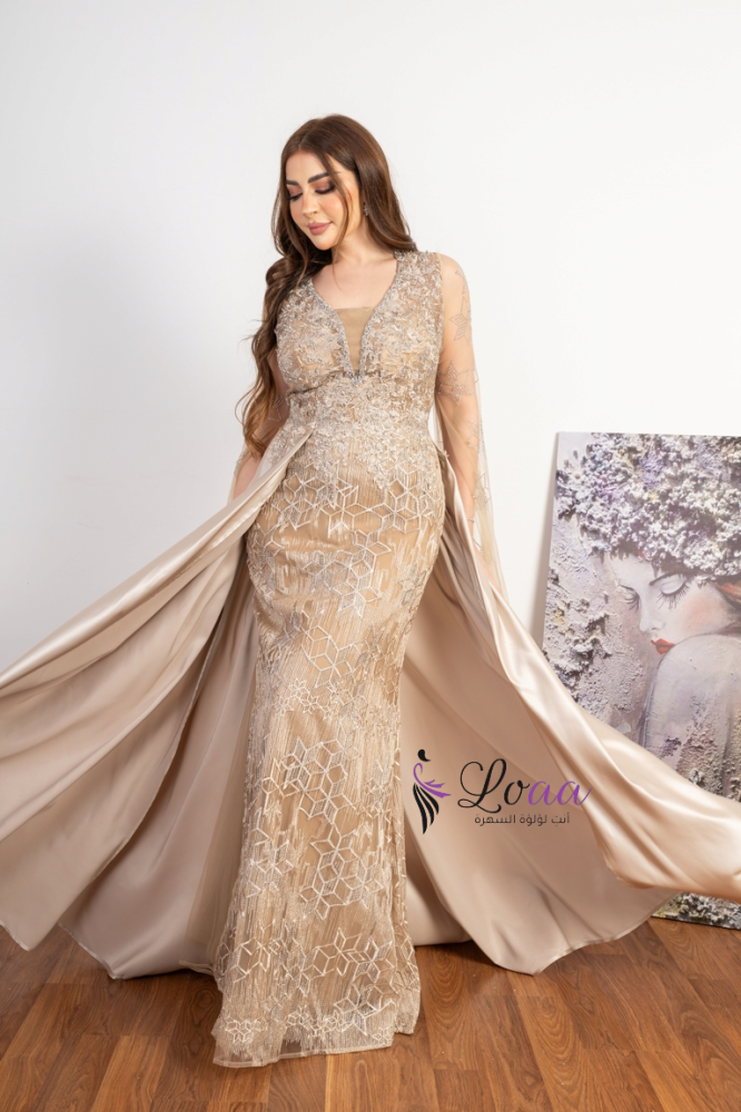 فستان سهرة ذهبي مطرز بالدانتيل الفاخر مع كاب شيفون انسيابي ولمسة ملكية