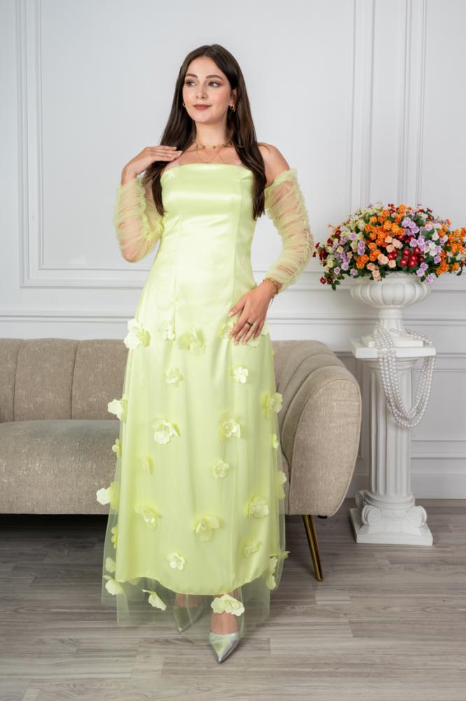 فستان طويل بأكمام شفافة وزهور بارزة باللون الأصفر الفاتح