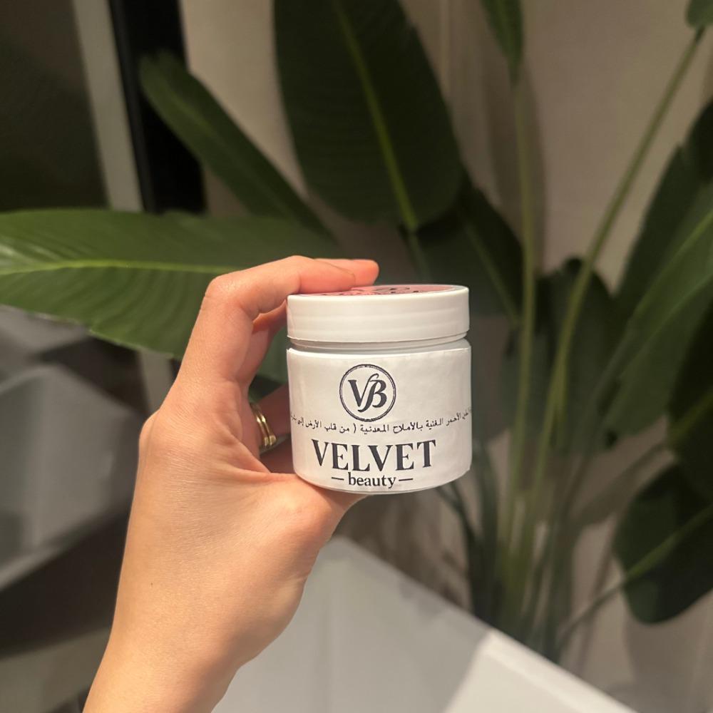 الطين الأحمر المغربي: متى تستخدمينه؟ ولماذا تحتاجه بشرتك؟