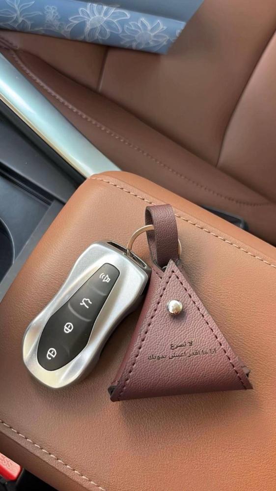 ميدالية جلد لون بني