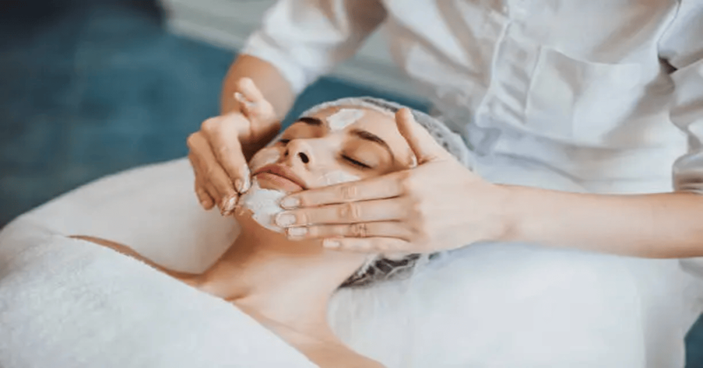 دليل العناية بالبشرة: 10 خطوات أساسية لبشرة صحية ونضرة كل يوم