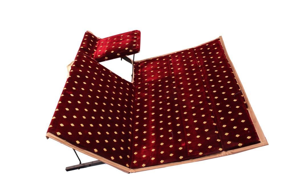 كرسي الفخامة عنابي ابو نقطه بمركاة