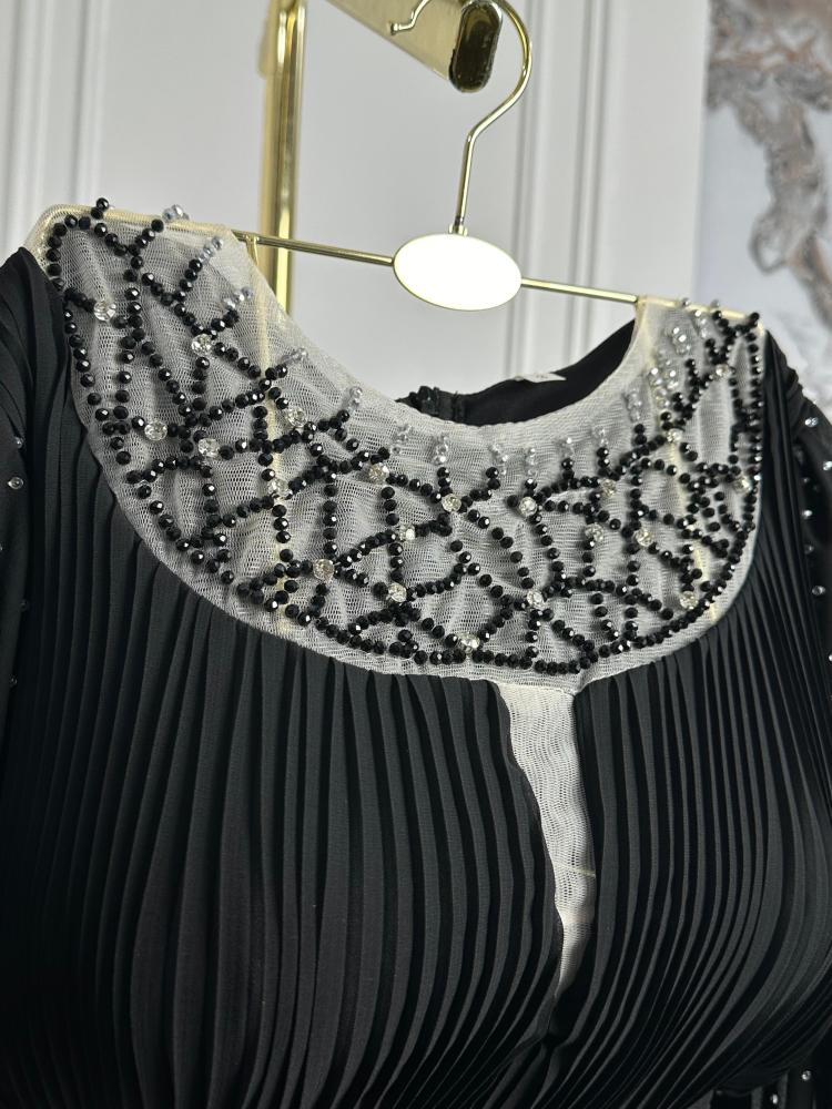 فستان ضيق طويل